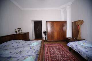 Гостевой дом Bagrati Guest House Кутаиси Трехместный номер эконом-класса с общей ванной комнатой-8